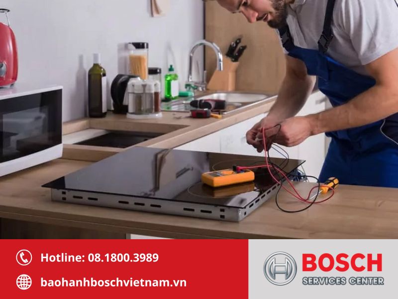 Kỹ thuật viên Bosch kiểm tra bếp từ Bosch tại nhà