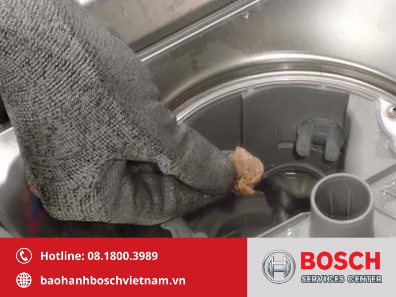 Lỗi E21 do vật lạ kẹt cánh bơm khiến bơm tuần hoàn hoạt động kém hoặc bị khóa