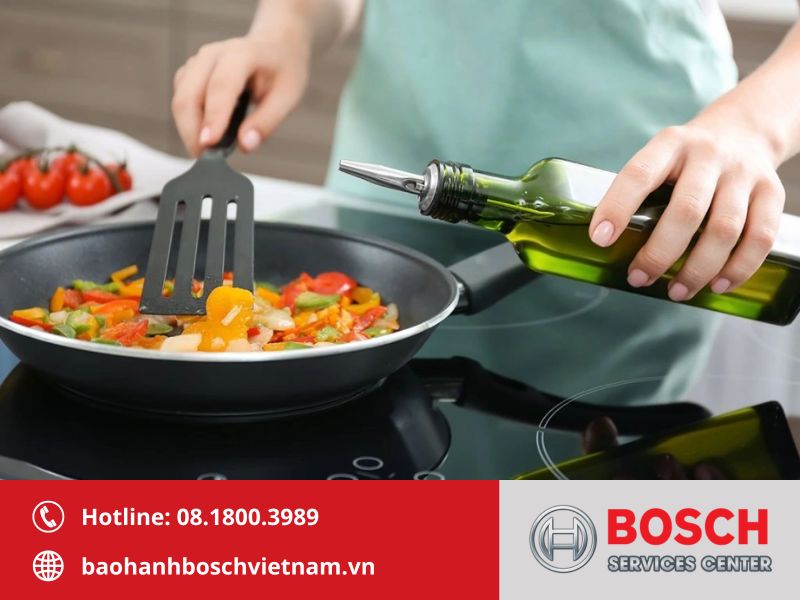 Nấu ở công suất cao quá lâu khiến dầu quá nóng và bếp từ Bosch báo lỗi E4