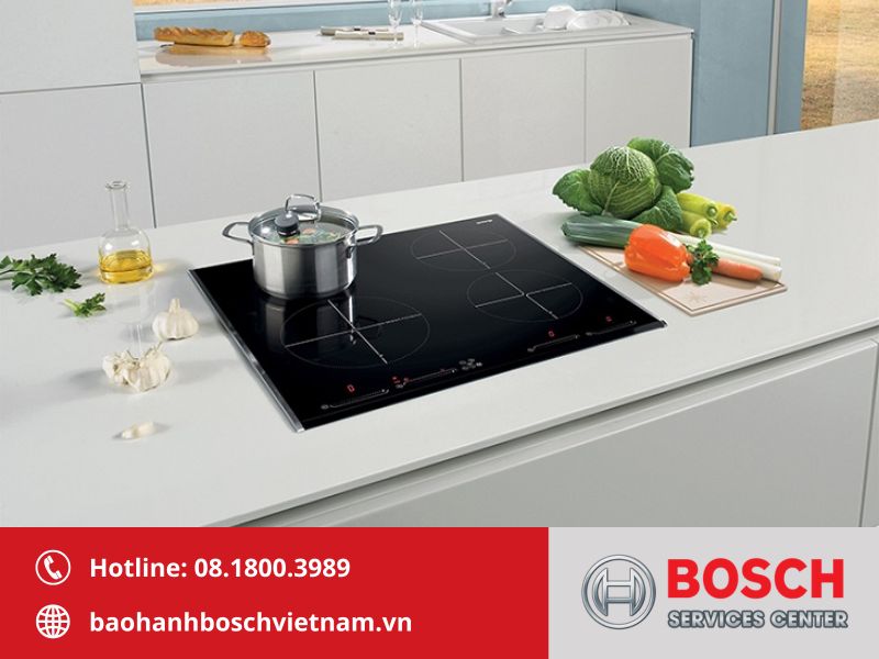 Nồi inox ba lớp hoặc nồi gang đáy dày giúp hạn chế lỗi E4 trên bếp từ Bosch