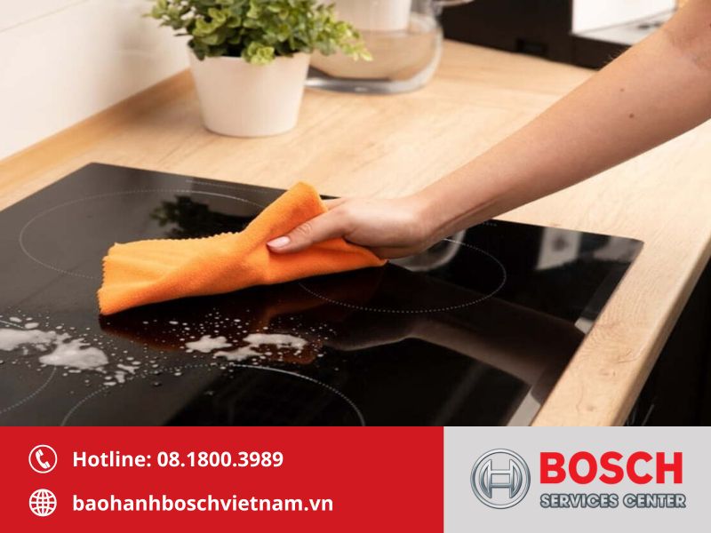 Vệ sinh mặt kính bếp từ Bosch thường xuyên giúp cảm biến nhiệt hoạt động chính xác